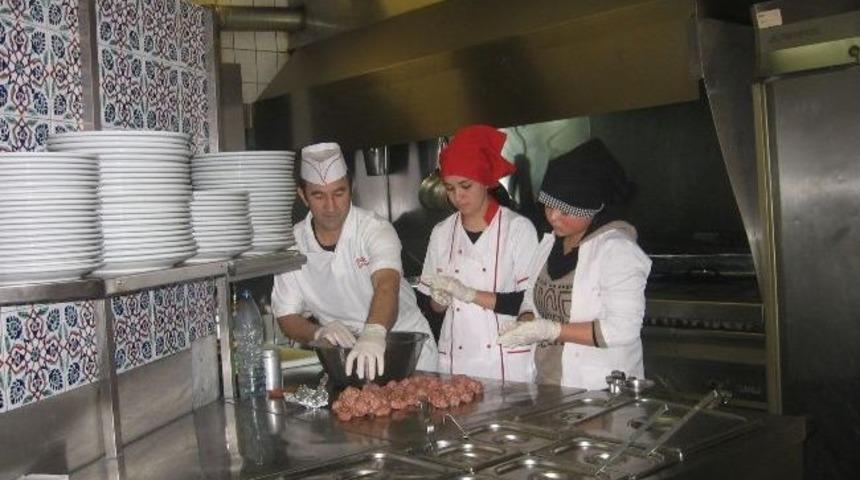 &Ouml;ğrenciler Avrupa&rsquo;da T&uuml;rk Mutfağını Tanıttı