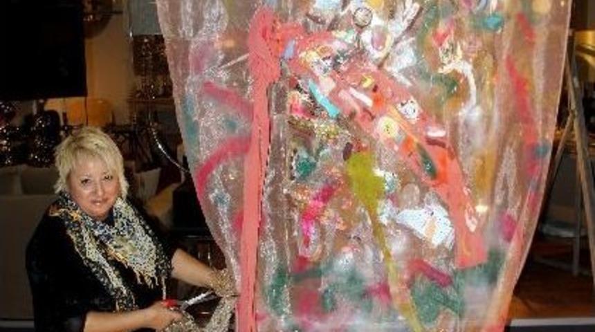 200 bin doları par&ccedil;alayarak dağıttı