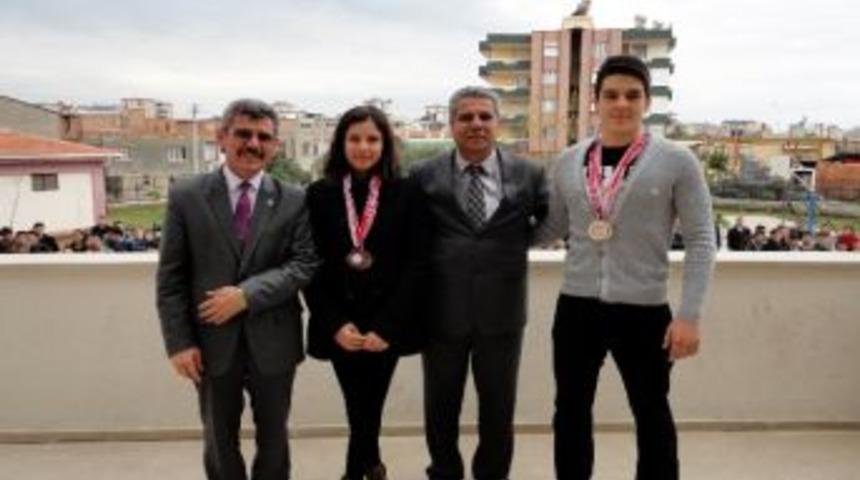 İlhan Atış Anadolu Lisesi Yüzmede 4 Madalya Kazandı