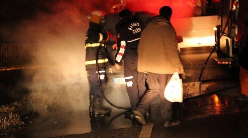 Aracının Yanışını &Ccedil;aresiz G&ouml;zlerle İzledi