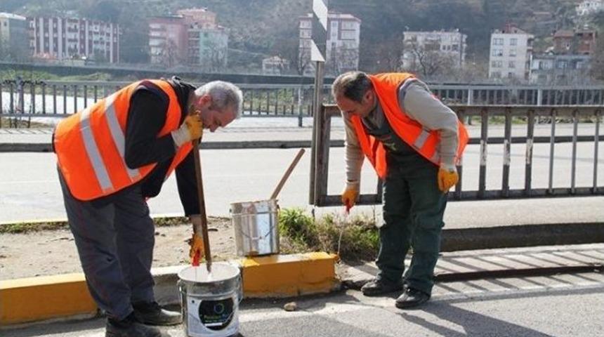 G&ouml;rele Belediyesi İl&ccedil;edeki Kaldırımları Boyuyor