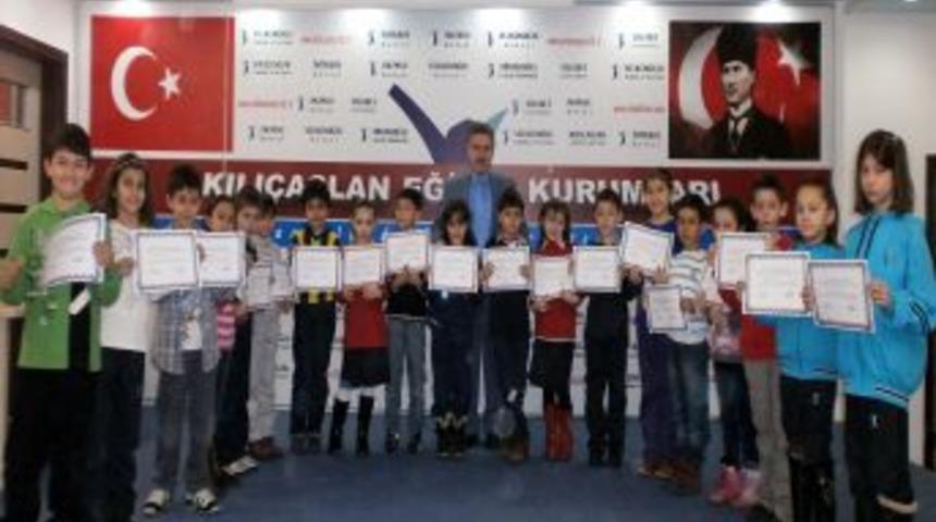 4 Ayda 5 Bin Sayfa Kitap Okuyan Miniklere Kitap Kurdu Sertifikası Verildi