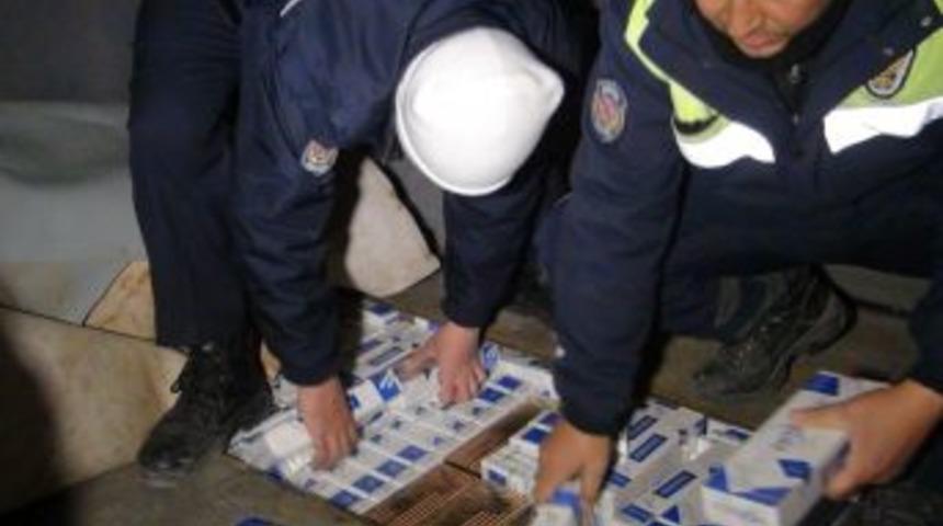 Minib&uuml;s&uuml;n Tabanındaki Zulada 10 Bin Paket Ka&ccedil;ak Sigara &Ccedil;ıktı