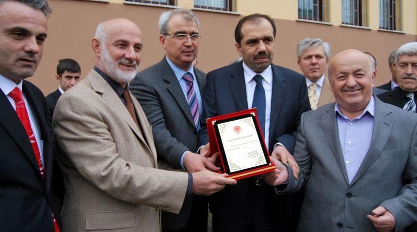 İş Adamı Imam Hatip Lisesine Servis Aracı Bağışladı