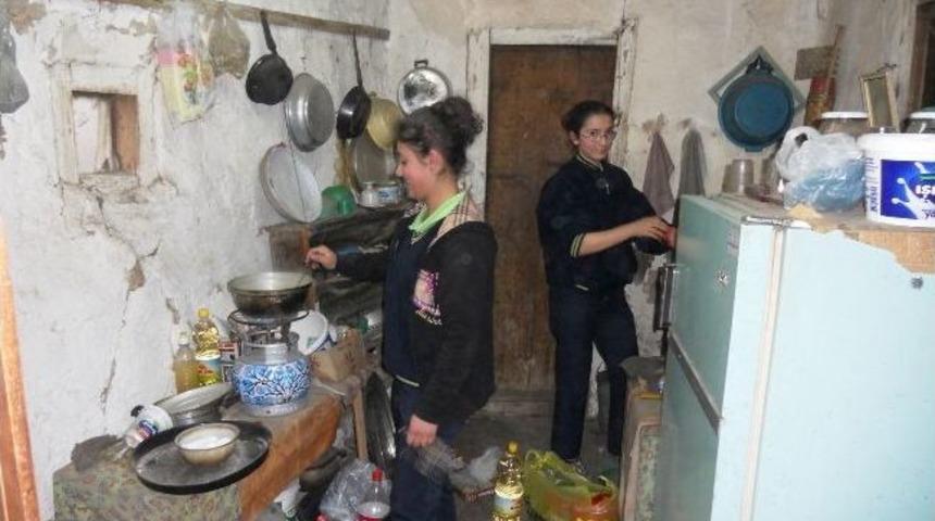 Kaymakam, &Ouml;ğrencilerli Birlikte Yaşlı Ziyaretlerine Katılıyor