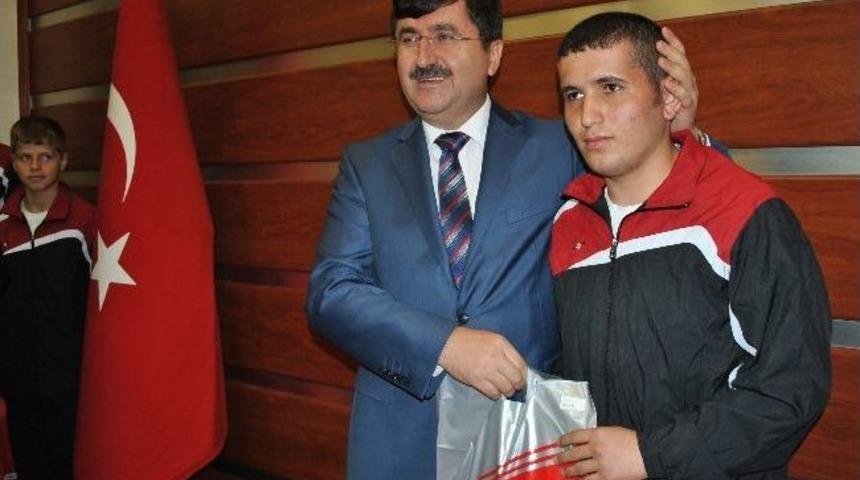 Vali &Ouml;z&rsquo;den İşitme Engelli G&uuml;reş&ccedil;ilere Hediye