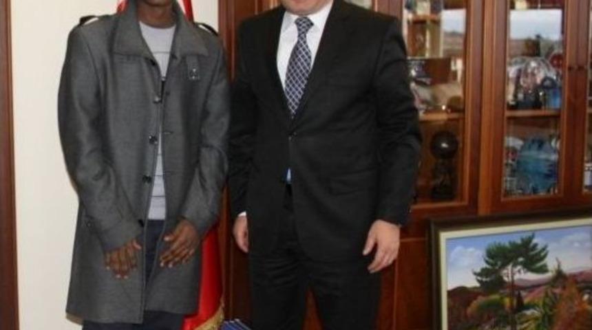 Tanzanyalı Gencin Okuma Azmi