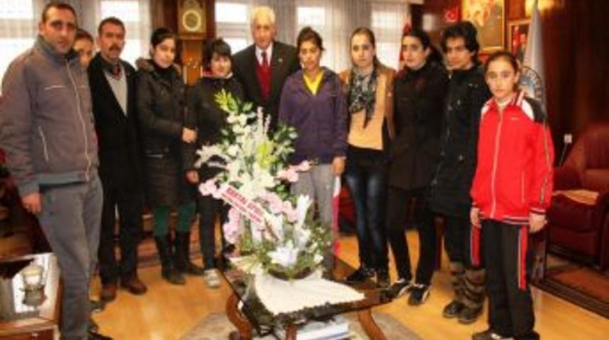 Bayan Futbolculardan Belediye Başkanı Dede&rsquo;ye Ziyaret