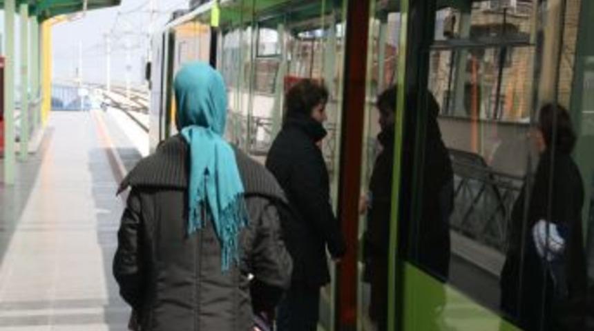 Polis, Metro Istasyonlarında Dolandırıcılar I&ccedil;in Uyarıyor