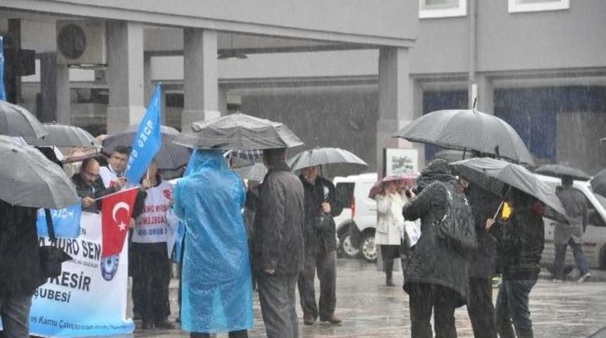 Sağanak Yağmur İş Bırakan Memurları Durduramadı