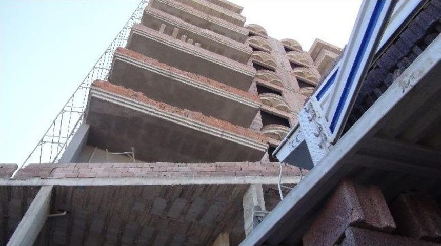 İnşaat İş&ccedil;isinin &Uuml;zerine İnşaat Malzemesi D&uuml;şt&uuml;