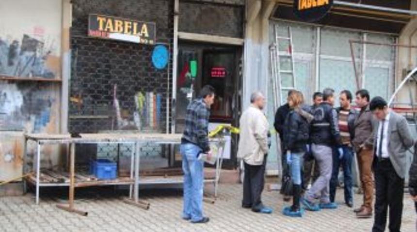 İş yeri sahibini keserle &ouml;ld&uuml;rd&uuml;