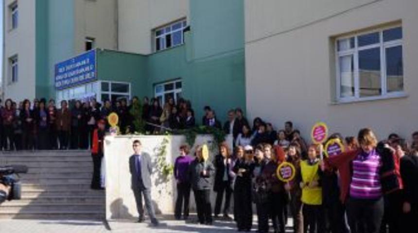 Adana'da Kamu &Ccedil;alışanları Bir G&uuml;nl&uuml;k Iş Bıraktı