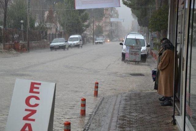 Turgutlu'da Dolu Yağışı Etkili Oldu