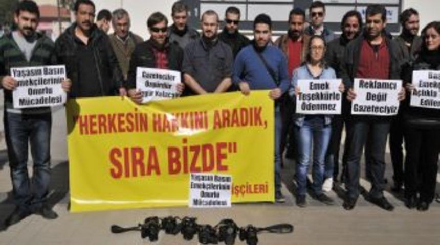 Mersin'de Yerel Gazeteciler Işten &Ccedil;ıkarılmaları Protesto I&ccedil;in Eylem Yaptı