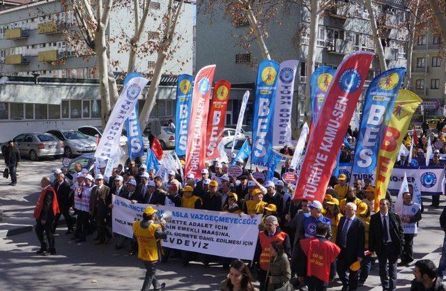 Karşıt G&ouml;r&uuml;şl&uuml; Kamu-Sen Ile KESK, Bakanlığa Birlikte Y&uuml;r&uuml;d&uuml; 1