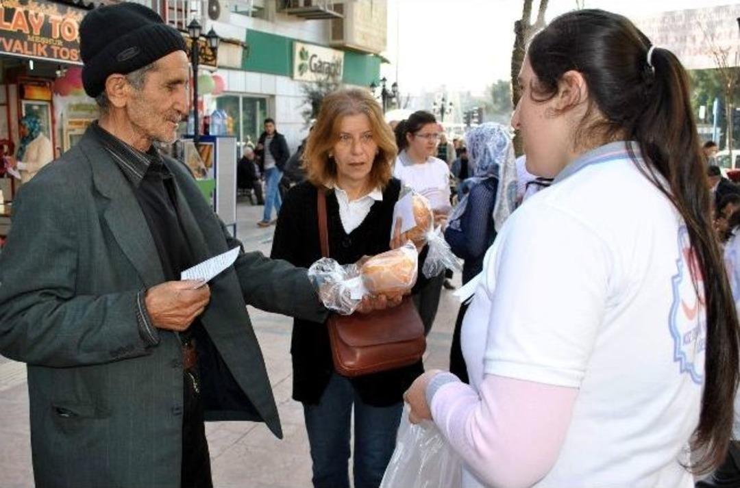 Bayat Ekmekleri Vatandaşa Yedirdiler