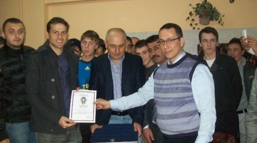 &Uuml;nl&uuml;ler Kimsesiz &Ccedil;ocuklarla Buluşuyor