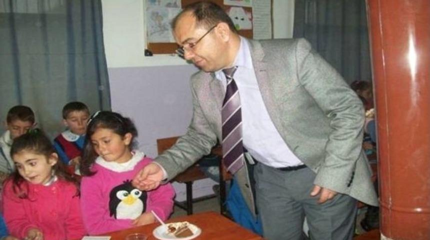 Polisler Kardeş Okulda Doğum G&uuml;n&uuml; Kutladı