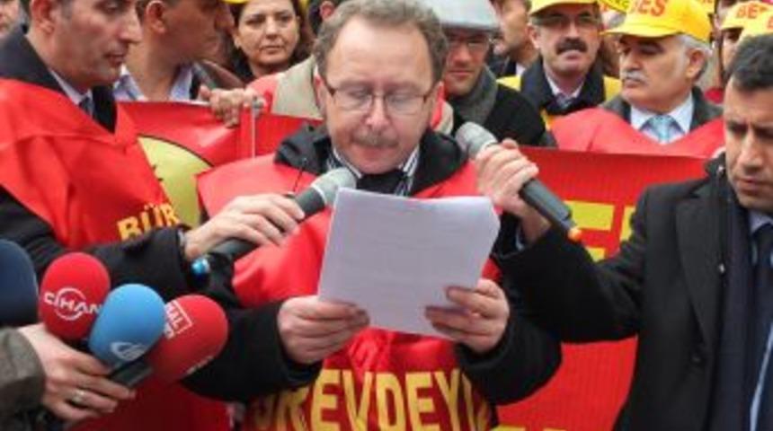 Defterdarlık &Ouml;n&uuml;nde 'maaş' Eylemi