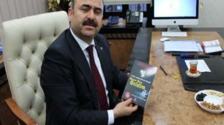 Siirt Valililği'nden 'intihar Eylemcisinin Eve D&ouml;n&uuml;ş&uuml; Anne Ben Geldim' Kitap Dağıtımı