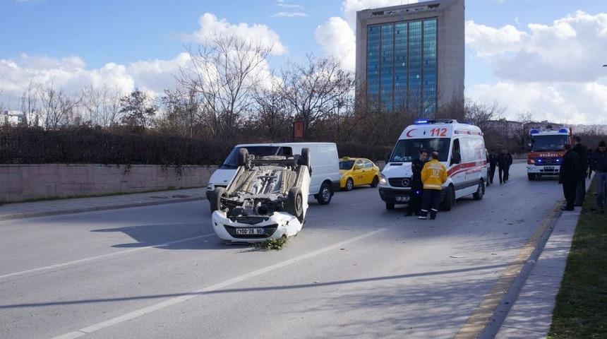 Bakanlık &Ouml;n&uuml;nde Otomobili Takla Atan S&uuml;r&uuml;c&uuml; Yaralandı