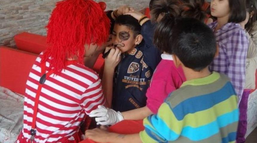 Sevgi Yuvası &Ccedil;ocuklarına Kaymakam&rsquo;dan Kahvaltı, Polis&rsquo;ten Hediye