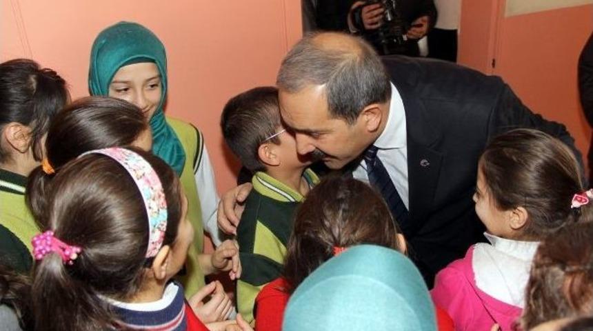 İhtiya&ccedil; Sahibi &Ouml;ğrencilere Yardımlar S&uuml;r&uuml;yor