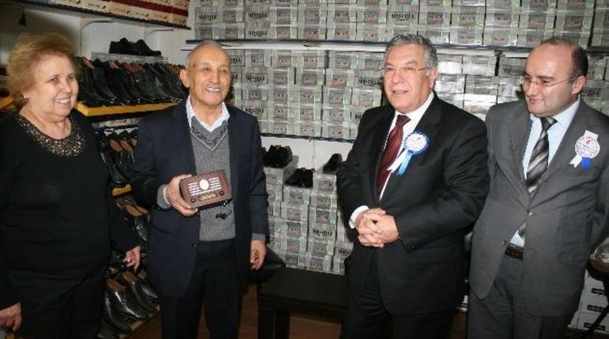 Vergi Haftası Etkinlikleri Kapsamında D&uuml;zce&rsquo;nin Kıdemli Vergi M&uuml;kelleflerinden H&uuml;seyin Dokumacı&rsquo;ya Hediye Verildi