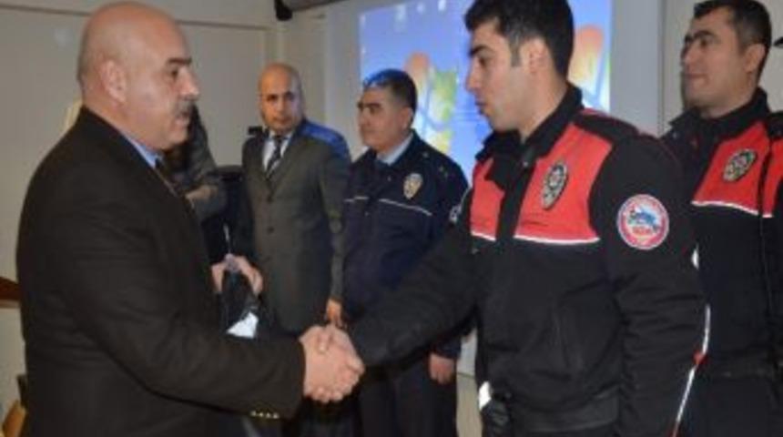 Elazığ&rsquo;da Başaralı Polisler &Ouml;d&uuml;lendirildi