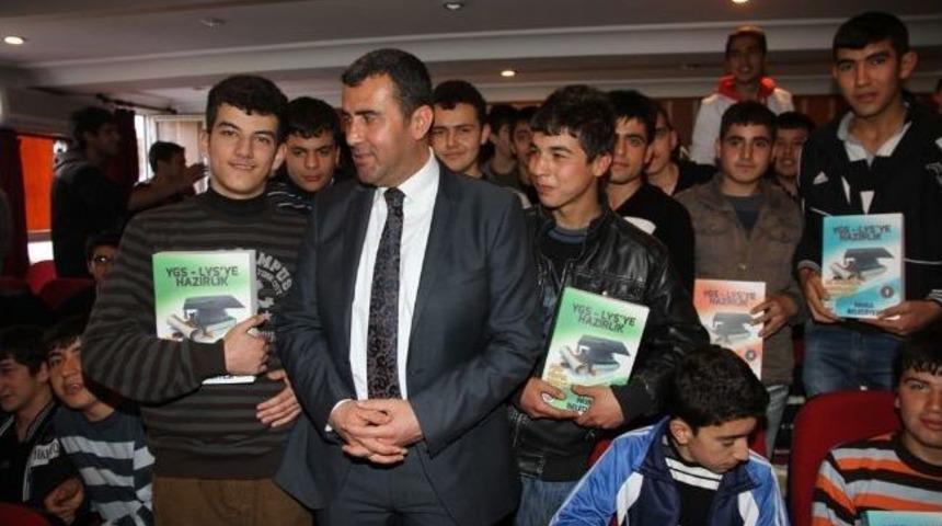 Başkan Altan&rsquo;dan &Ouml;ğrencilere Kitap Desteği