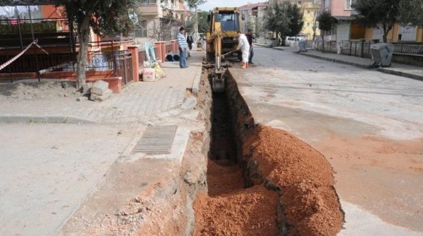 Yağmur Suyu Drenaj Kanalı D&ouml;şeme &Ccedil;alışmaları S&uuml;r&uuml;yor