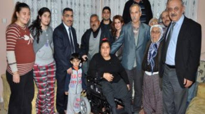 Başkan Çelikcan Engelli Kadına Akülü Sandalye Verdi