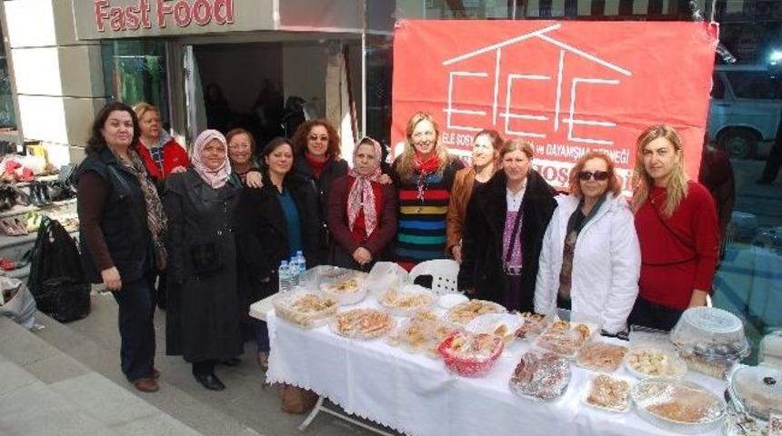 El Ele Sosyal Yardımlaşma Ve Dayanışma Derneği Kermes D&uuml;zenledi