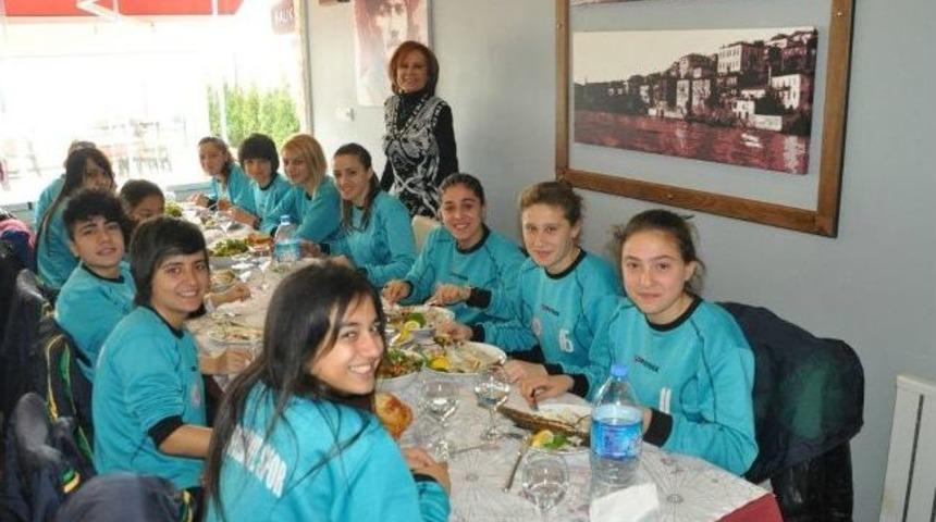 Kdz. Ereğli Bayan Futbol Takımına Moral Yemeği