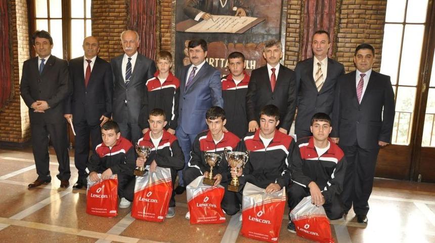 İşitme Engelli G&uuml;reş Birincisi &Ouml;ğrenciler Vali &Ouml;z&rsquo;&uuml; Ziyaret Etti