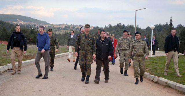 Alman Ana Muhalefet Partisi Lideri Gabriel, Alman Askerlerini Ziyaret Etti