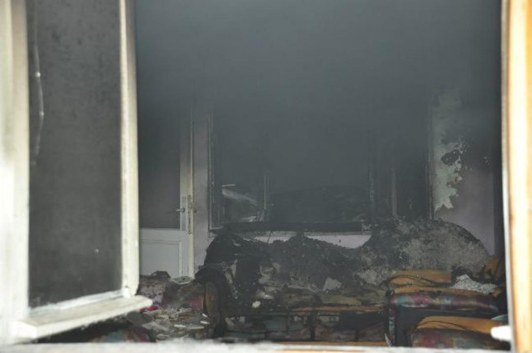 Yanan Evden Kendilerini G&uuml;&ccedil;l&uuml;kle Sokağa Attılar