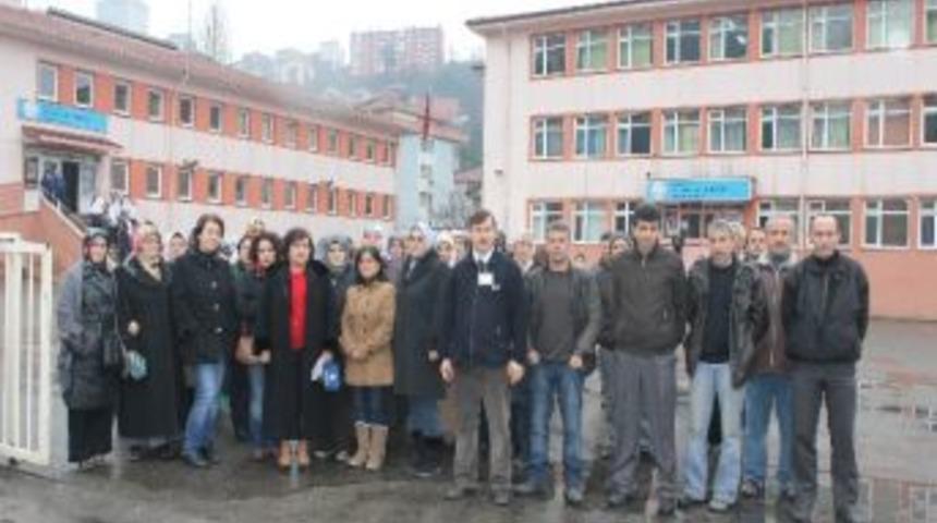 Kilimli&rsquo;de Okullarına İkinci Bir M&uuml;d&uuml;r Atanmasını İstemeyen &Ouml;ğrenci Velileri Protesto Etti