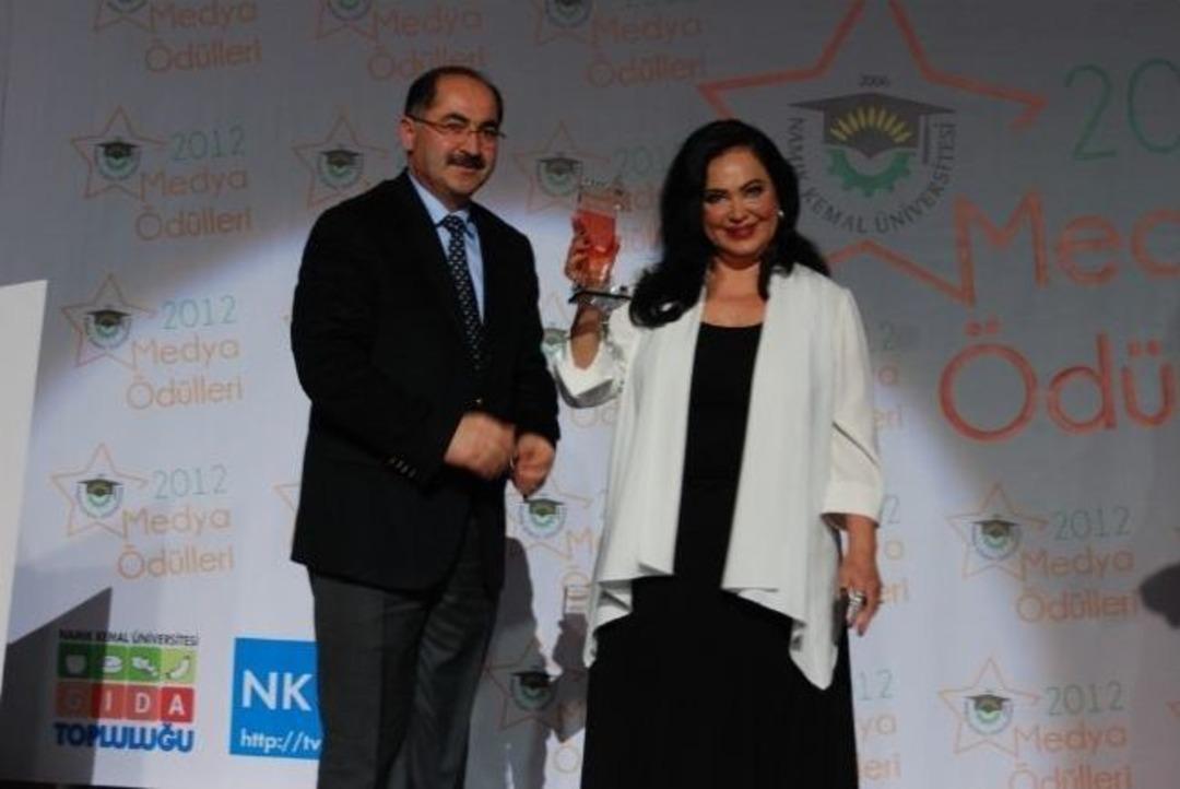 T&uuml;rkan Sultan&rsquo;ı Duygulandıran &Ouml;d&uuml;l