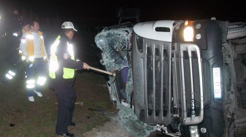 TIR'daki Ağır Yaralı S&uuml;r&uuml;c&uuml; G&uuml;&ccedil;l&uuml;kle &Ccedil;ıkarıldı