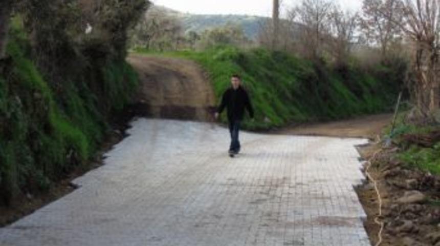 Beydağ'da, Bah&ccedil;e Yolları Da Kilit Taşla Kaplıyor