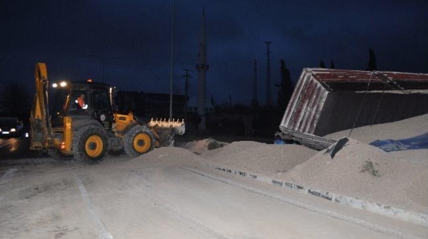 Tır Devrildi: 1 Yaralı