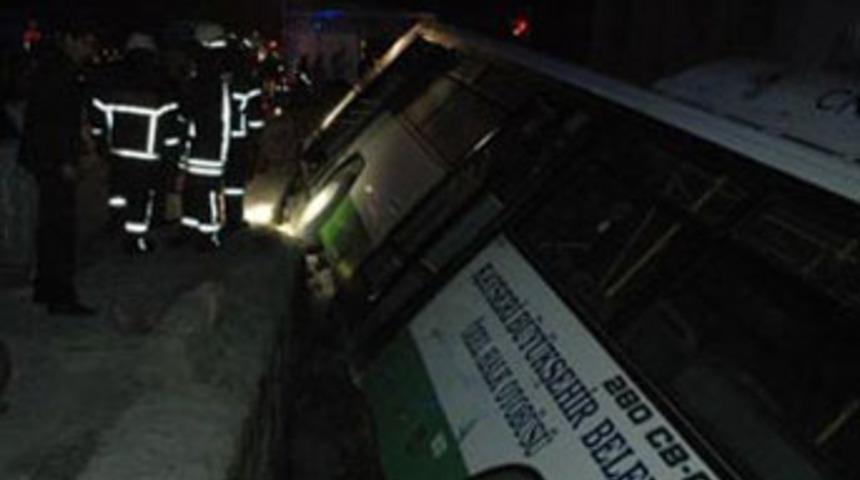 Halk otobüsü inşaat çukuruna düştü