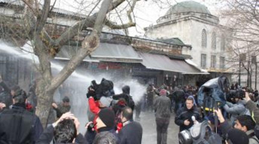 Konferansı Basmak Isteyen &Ouml;ğrencilere Polis M&uuml;dahalesi