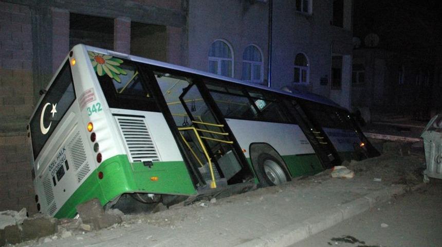 Kayseri'de Halk Otob&uuml;s&uuml; &Ccedil;ukura D&uuml;şt&uuml;: 15 Yaralı