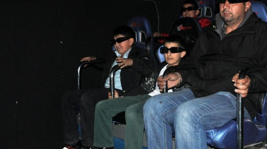 Midyat&rsquo;ta Başarılı &Ouml;ğrencilere 8D S&uuml;rprizi