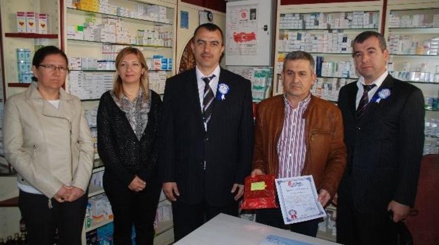 Uyumlu M&uuml;kellefe Plaket Verildi