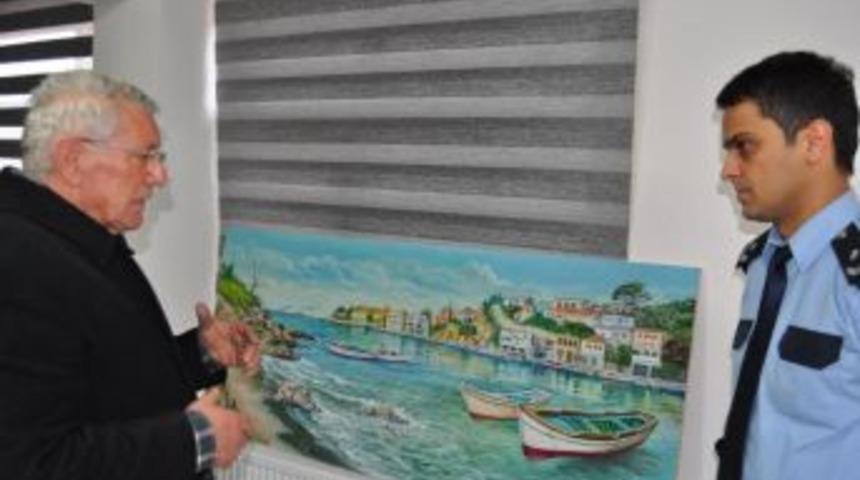 Yaptığı tabloyu emniyet m&uuml;d&uuml;rl&uuml;ğ&uuml;ne hediye etti