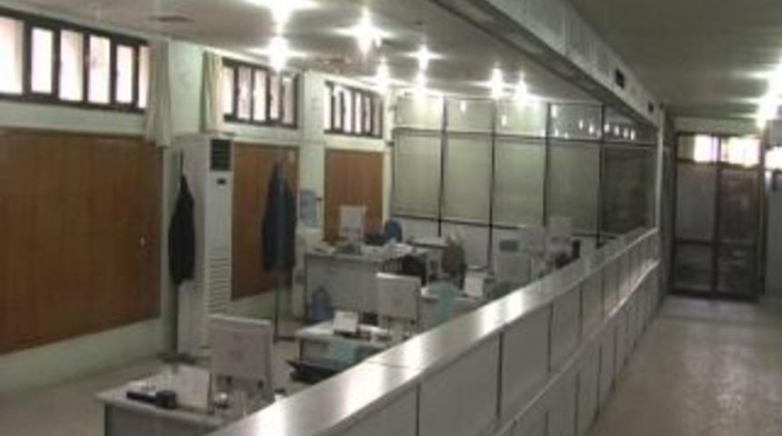 Urfa&rsquo;da memur iş bıraktı, vatandaş isyan etti